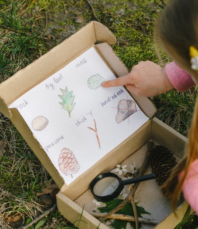 Scavenger,Hunt,For,Kid,In,The,Park.,Girl,Learning,About