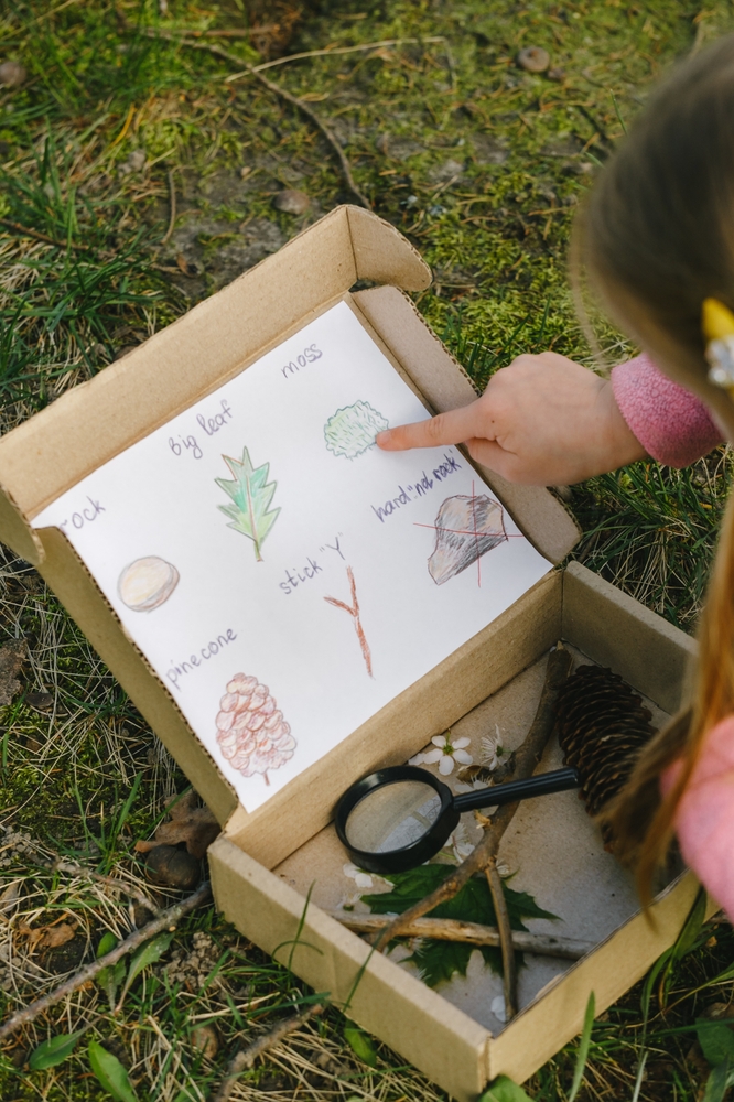 Scavenger,Hunt,For,Kid,In,The,Park.,Girl,Learning,About